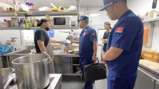 黄浦消防迅速开展突PG PG电子击行动深度排查餐饮场所消防安全(图3)